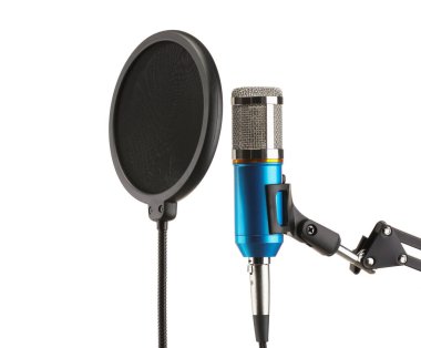 Beyaz üzerine izole edilmiş mikrofon ve pop filtresi ile durun