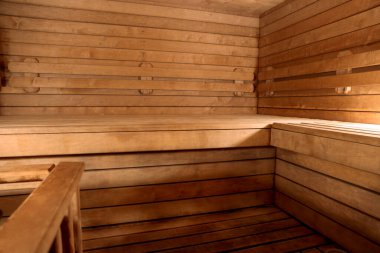 Banklı boş ahşap sauna. Lüks rahatlama