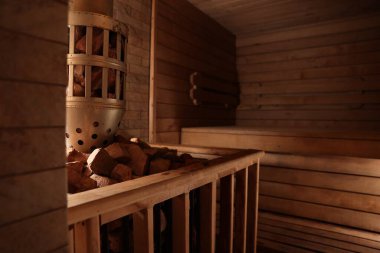 Banklı, sobalı ve sıcak taşlı ahşap sauna