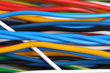 Arka plan olarak birçok renkli elektrik kablosu, yakın plan