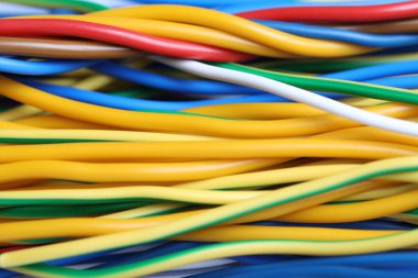 Arka plan olarak birçok renkli elektrik kablosu, yakın plan