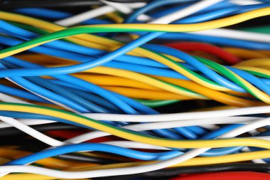 Arka plan olarak birçok renkli elektrik kablosu, yakın plan