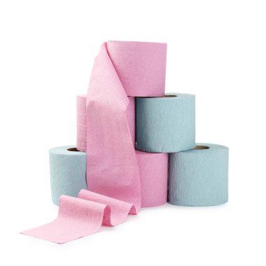 Beyaza izole edilmiş renkli tuvalet kağıdı yığını