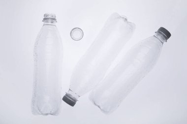 Beyaz arka planda boş plastik şişeler, üst görünüm