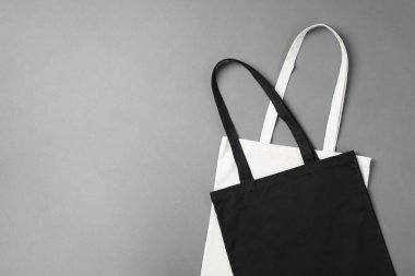 Alışveriş torbaları ve gri arka plan, üst manzara için yer. Tasarım için model