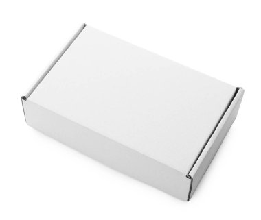 Beyaza izole edilmiş kapalı bir karton kutu. Tasarım için model