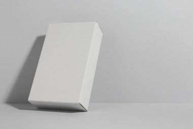 Beyaz arka planda boş bir karton kutu. Tasarım için model
