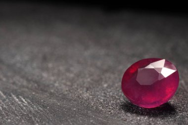 Güzel parlak pembe değerli taş, metin için yer.