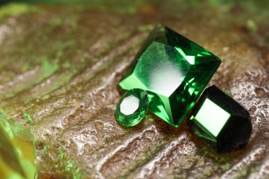 Taş üstüne taş, parlak yeşil taşlar, yakın plan. Metin için boşluk