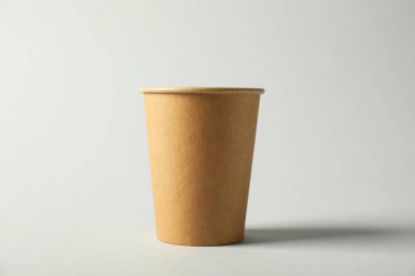 Gri arka planda kağıt bardak. Tasarım için model