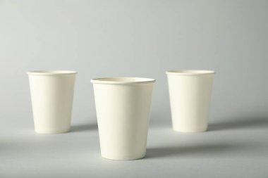 Gri arka planda kağıt bardaklar. Tasarım için model