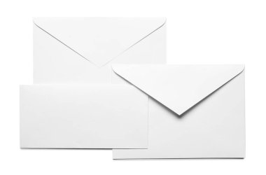 Üzerinde beyaz kartın olduğu zarflar, üst manzara. Tasarım için model