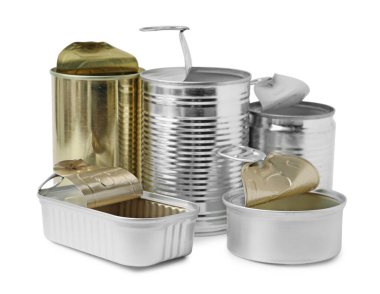 Birçok açık teneke kutu beyazda izole edilmiş.