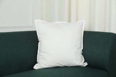 İçerideki rahat koltukta boş yumuşak yastık.