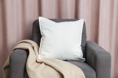 Evdeki rahat koltukta boş yumuşak yastık.