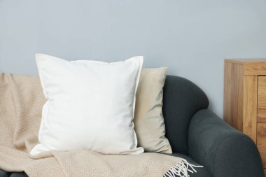 Evdeki rahat koltukta boş yumuşak yastık.