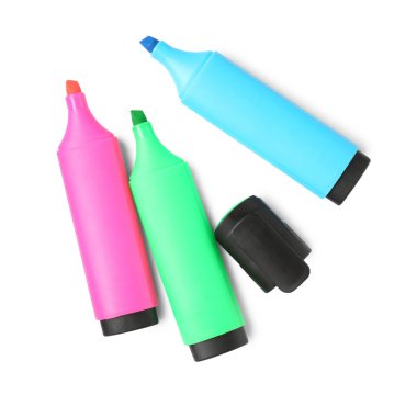 Parlak fosforlu kalemler beyaz, üst görünümde izole