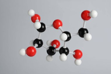 Açık gri arka planda glikoz molekülü. Kimyasal model