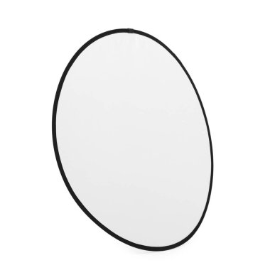 Beyaza izole edilmiş bir ışık yansıtıcısı. Fotoğraf stüdyosu ekipmanı