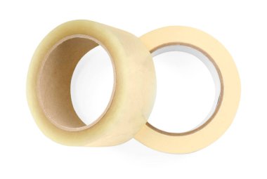 Yapıştırıcı ve maskeleme bantları beyaz, üst görünümde izole