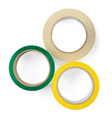 Beyaz, üst görünümde izole edilmiş farklı yapıştırıcı bantların ruloları