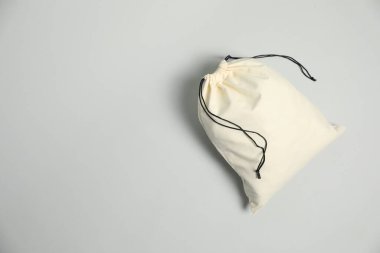 Gri arka planda pamuk çanta, üst manzara. Metin için boşluk