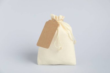 Hafif arka planda etiketli bir çuval bezi.