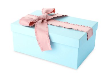 beyaz izole pembe fiyonklu hediye kutusu