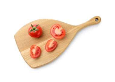 Domatesli kesme tahtası beyaza izole edilmiş, üst manzara