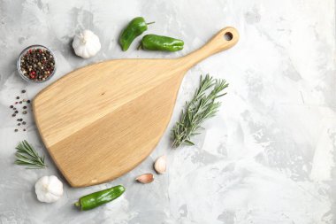 Gri desenli masa üzerinde baharat bulunan tahta kesme, düz. Metin için boşluk