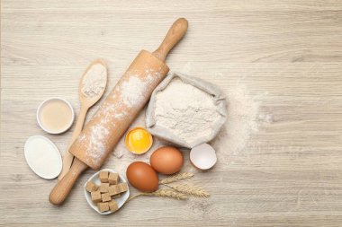 Yuvarlak raptiye ve ahşap masa üzerindeki farklı malzemeler düz yerde. Metin için boşluk