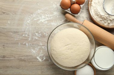 Yuvarlak raptiye ve ahşap masa üzerindeki farklı malzemeler düz yerde. Metin için boşluk