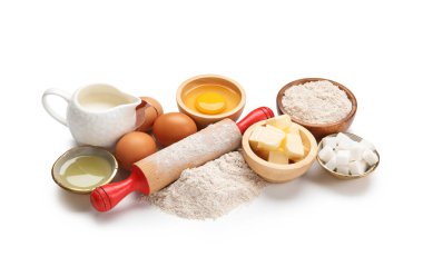 Merdane ve farklı malzemeler beyaza izole edilmiş.