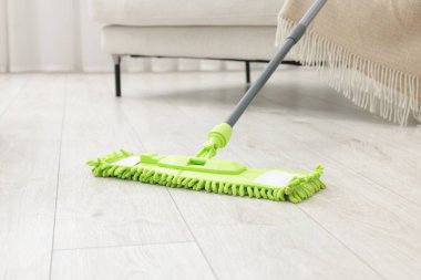 İçerideki kanepenin yanındaki yerde mikrofiber paspas var.