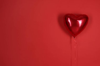Kırmızı arka planda kalp şeklinde balon, mesaj için boşluk. Sevgililer Günü