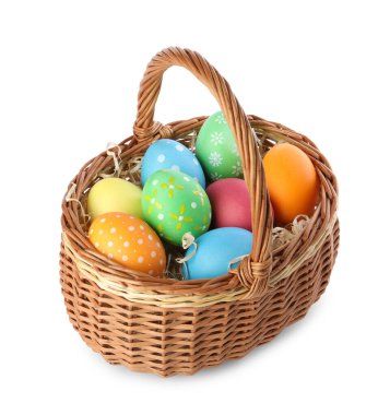 Mutlu Paskalyalar. Hasır sepetteki parlak boyalı yumurtalar beyaza izole edilmiş.