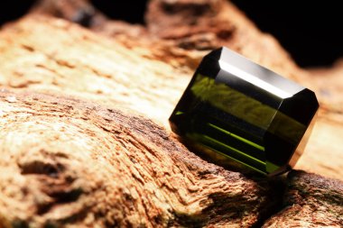 Taş üstüne taş, parlak yeşil değerli taş, yakın plan. Metin için boşluk