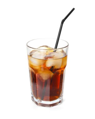 Kola buz küpleriyle tazeleniyor ve beyaz bardakta saman içiliyor.