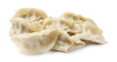 Beyaza izole edilmiş taze gyoza köfteleri. Çin mutfağı.