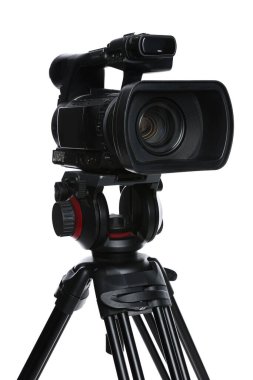 Beyaz üzerine izole edilmiş üç ayaklı modern video kamera