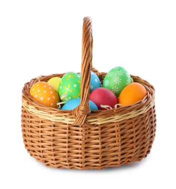 Mutlu Paskalyalar. Hasır sepetteki parlak boyalı yumurtalar beyaza izole edilmiş.