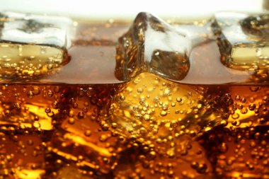 Arka plan olarak buz küpleri ile soda tazeleniyor, yakın plan