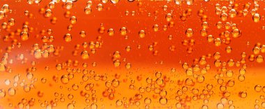 Soda beyaz arkaplanda tazeleniyor, yakınlaştırılıyor