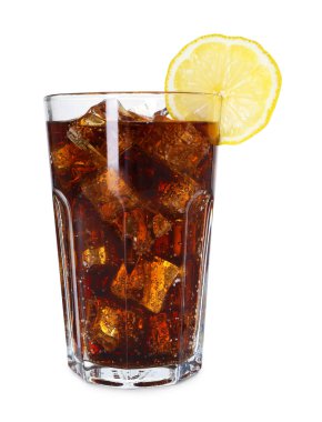 Buzlu kolayı tazeliyorum ve beyaz bardakta bir dilim limon.