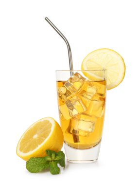 Naneli buzlu çay, limon dilimleri ve beyaz üzerine izole edilmiş saman içmek.