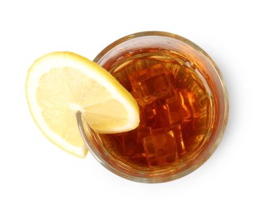 Buzlu çay ve beyaz üzerine izole edilmiş bir dilim limon.
