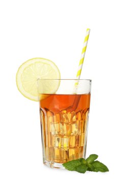 Naneli buzlu çay, bir dilim limon ve beyaz üzerinde izole edilmiş saman içmek.