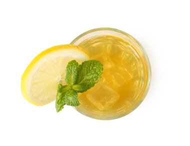 Buzlu çay, bir dilim limon ve nane şekeri beyaza izole edilmiş.