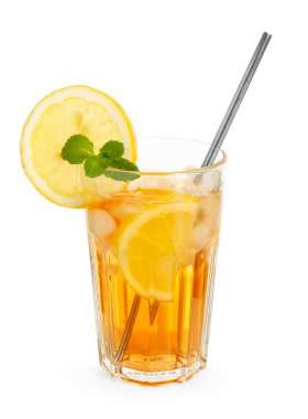 Buzlu çayı limon dilimleri, nane şekeri ve beyaz bardakta saman içerek tazeliyorum.