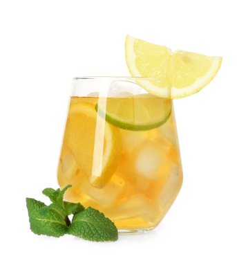 Limon, limon ve naneli buzlu çayı beyazın üzerine serinletiyorum.